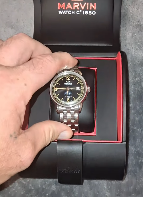 @motoshag Marvin watch unboxing